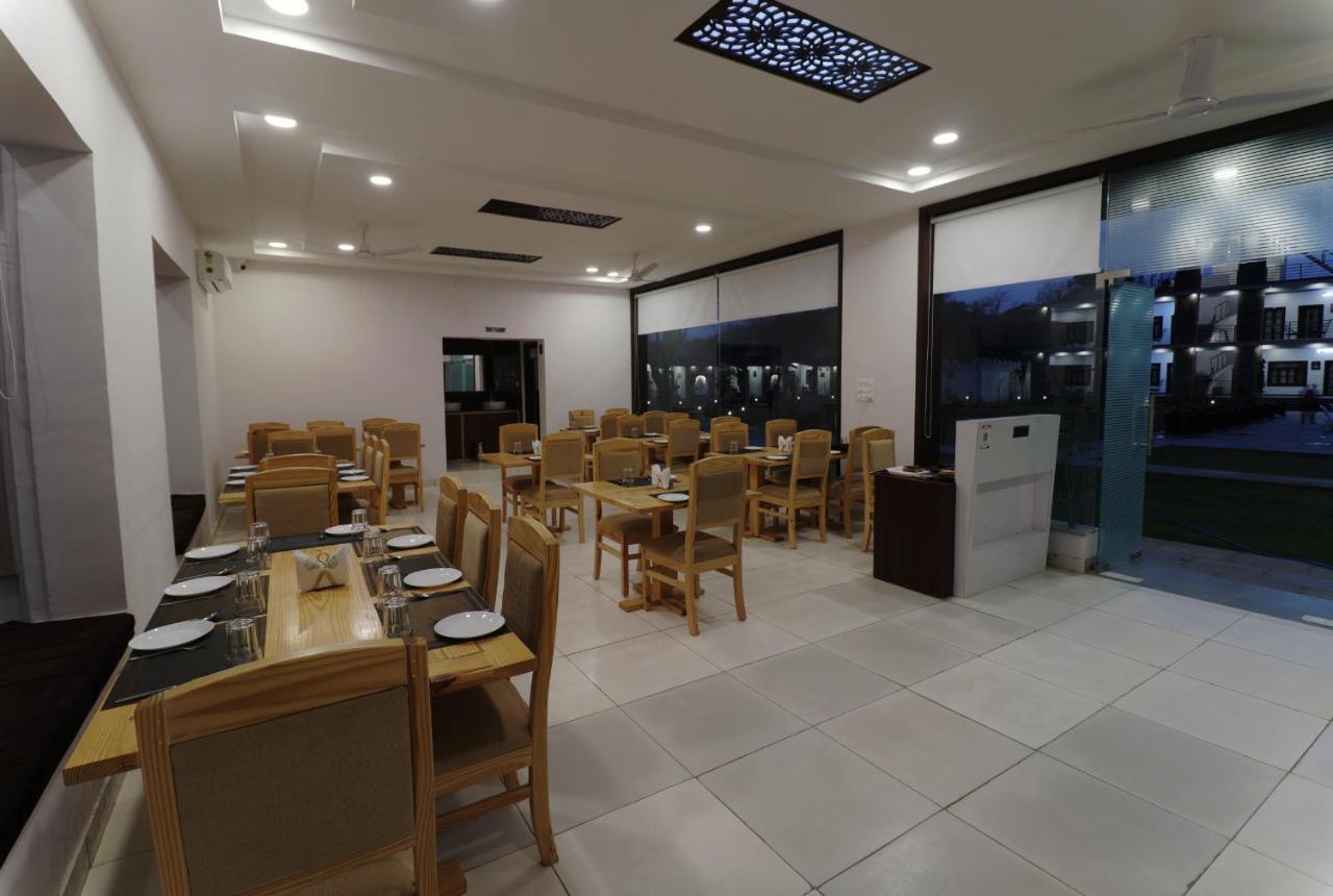 Keshav Resort อุเดเปอร์ ภายนอก รูปภาพ